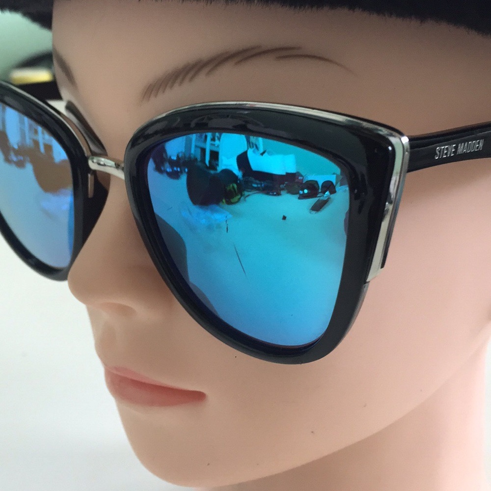 Steve Madden Sunglasses - Picture 3 of 5